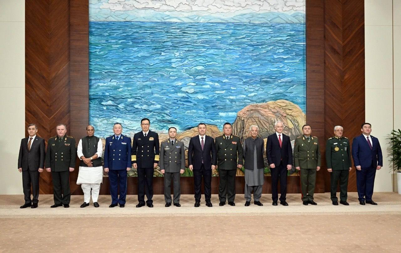 Садыр Жапаров ШКУ өлкөлөрүнүн коргоо министрлерин кабыл алды