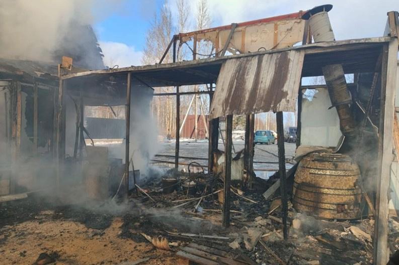 Пятеро кыргызстанцев пострадали при пожаре в кафе в российском поселке (фото)