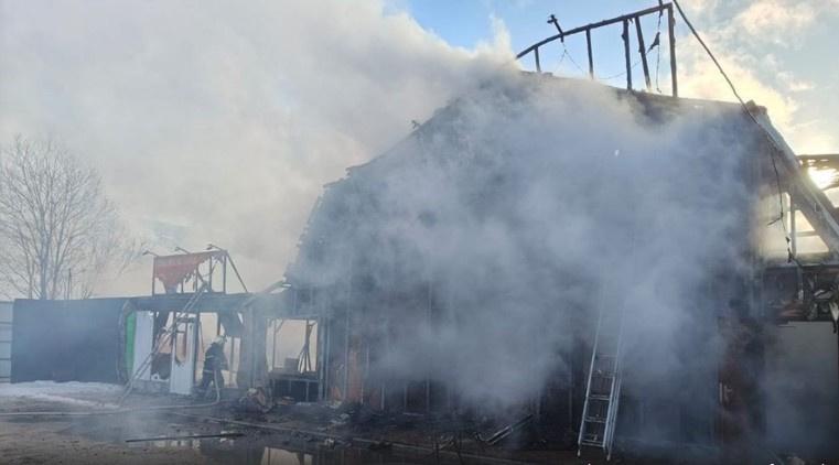 Пятеро кыргызстанцев пострадали при пожаре в кафе в российском поселке (фото)