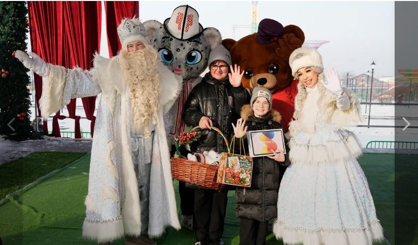 Аяз атага жазылган каттар: "Евразия" паркы балдарга белектерди тапшырды