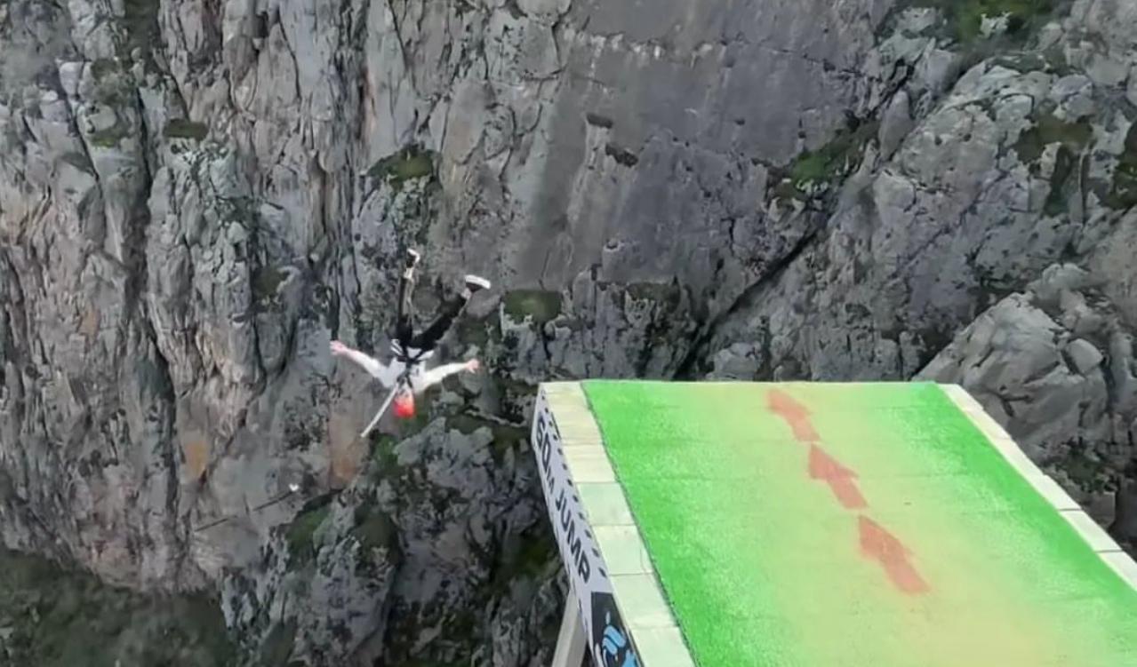 В ущелье Чункурчак во время прыжка с канатом сорвался мужчина.