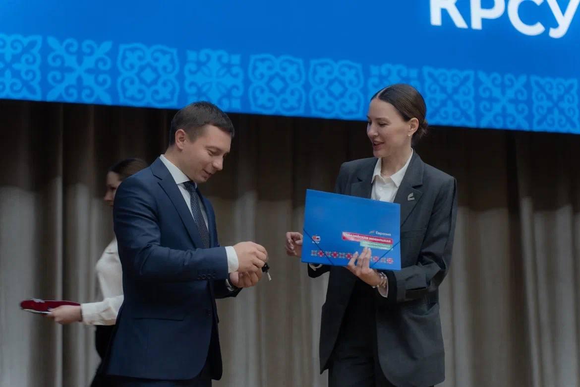 АНО" Евразия" передала уникальную мобильную лабораторию Кыргызско- Российскому Славянскому университету имени Б. Н. Ельцина и школьный автобус 338- му узлу связи " Прометей" ВМФ РФ