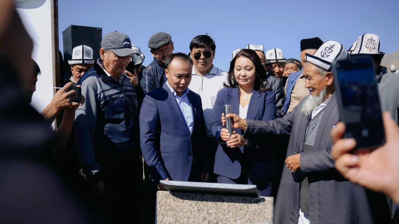 Күн панелдери астына клубника да өстүрөбүз. Баткенде уникалдуу "Агровольтайка" долбооруна старт берилди. 
&nbsp;