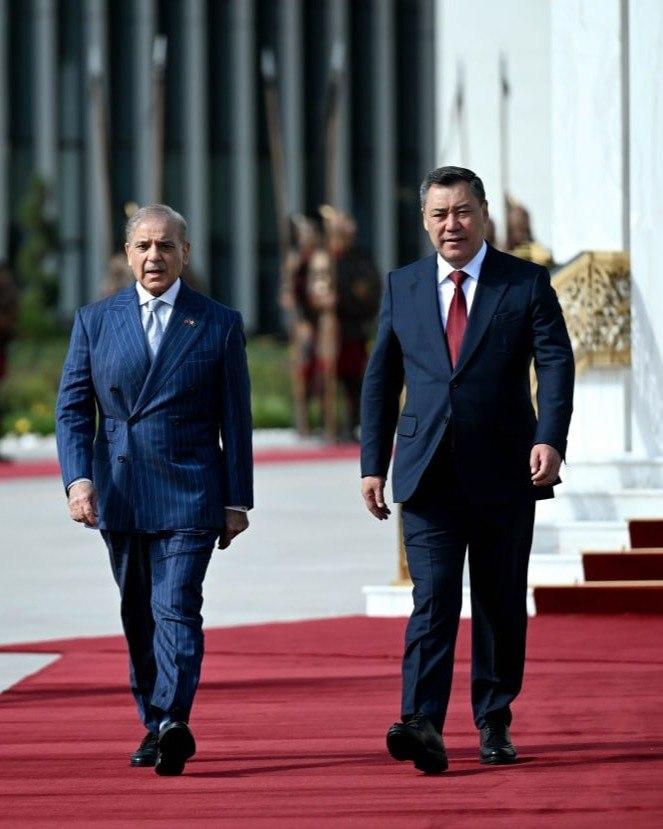 Садыр Жапаров менен Шахбаз Шарифтин расмий жолугушуусу өттү